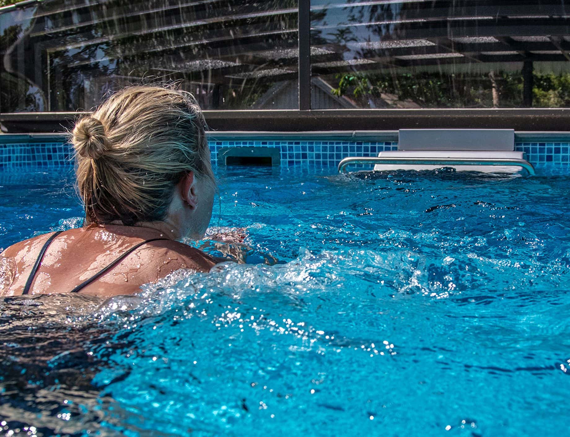 Aqua Fitness, simmaskin, kvinna simmar i pool, Pool Store