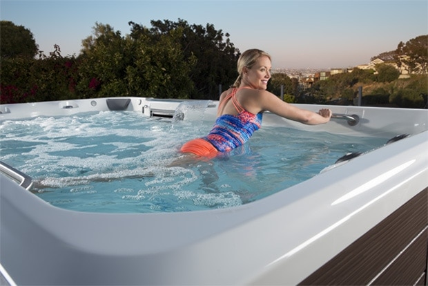 Swimcross Exercise Systems, X200, kvinna påväg att simma