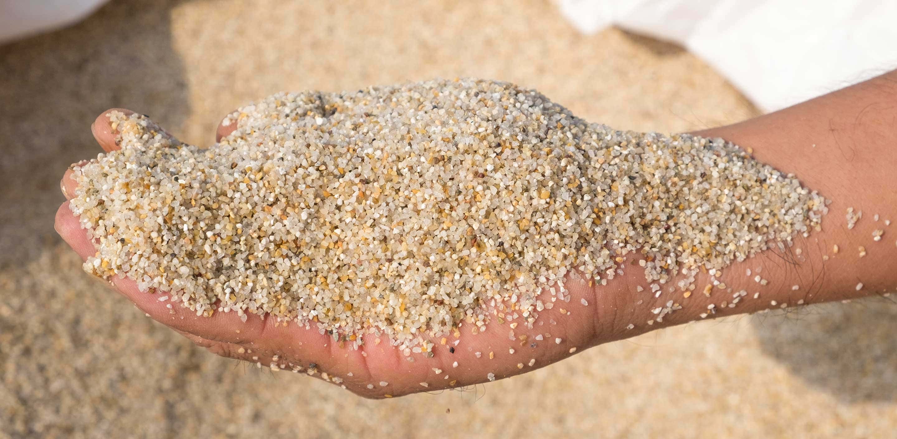 Wikipool, Byta sand i sandfilter, en hand med sand, Pool store