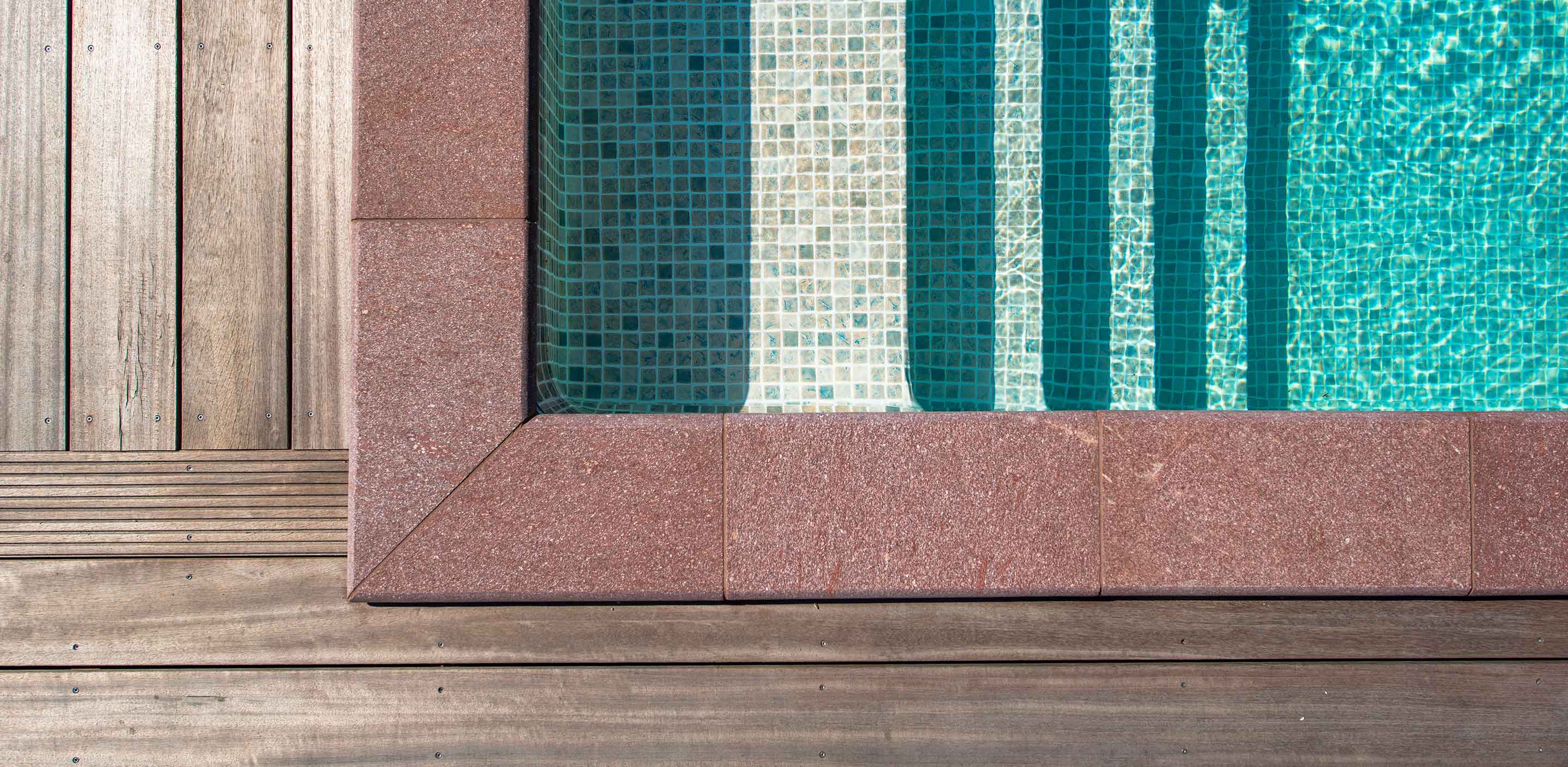 Wikipool, Poolen läcker vatten, detaljbild av pool, Pool store