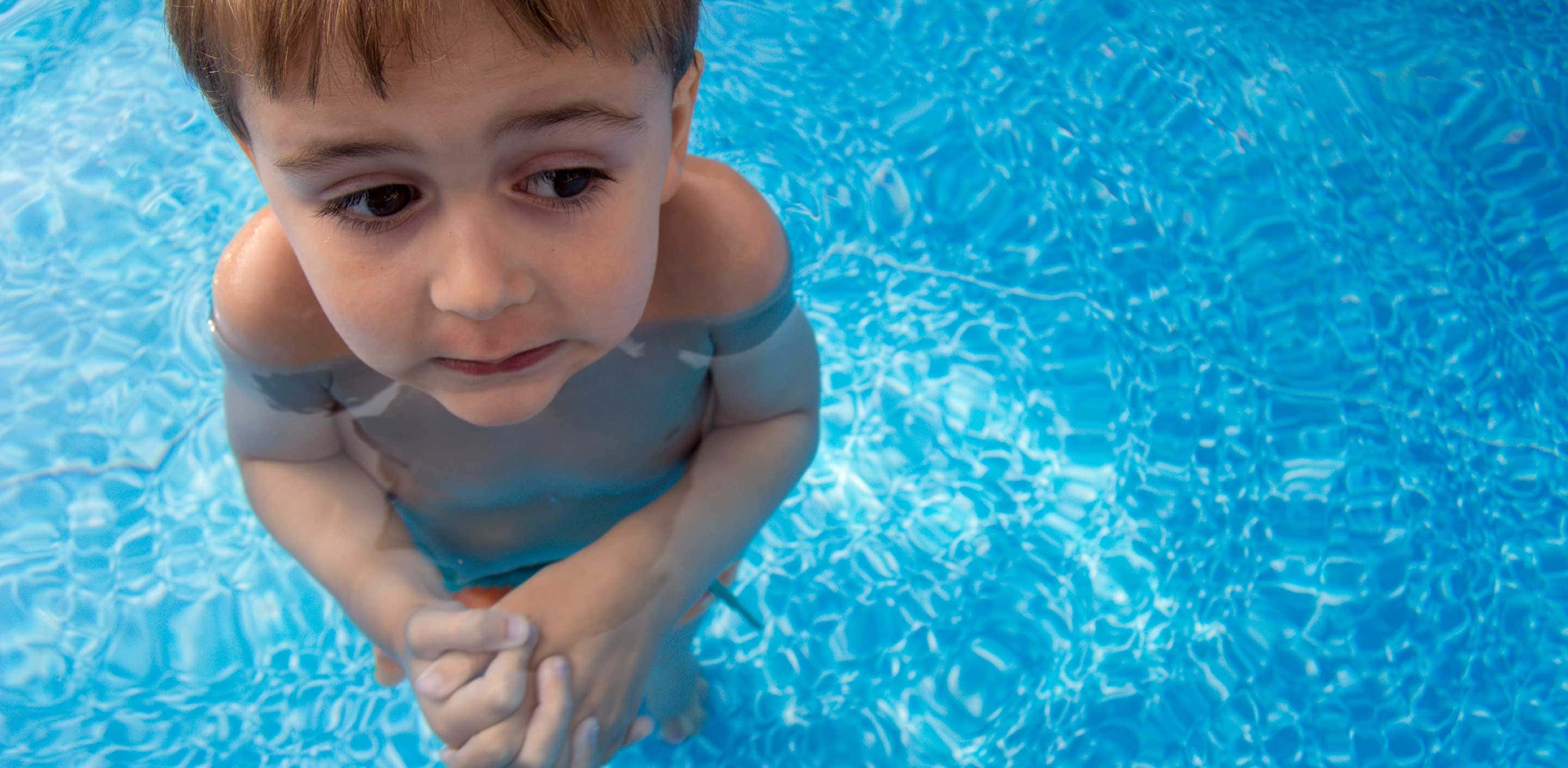 Wikipool, Lång tid att värma poolen, pojke står i vattnet och fryser, Pool Store