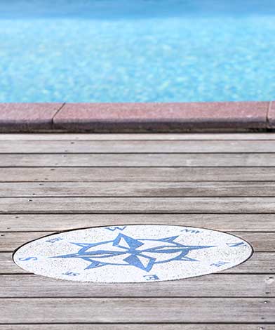 Pool och trädäck