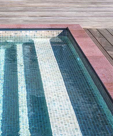 Poolkant och pooltrappa