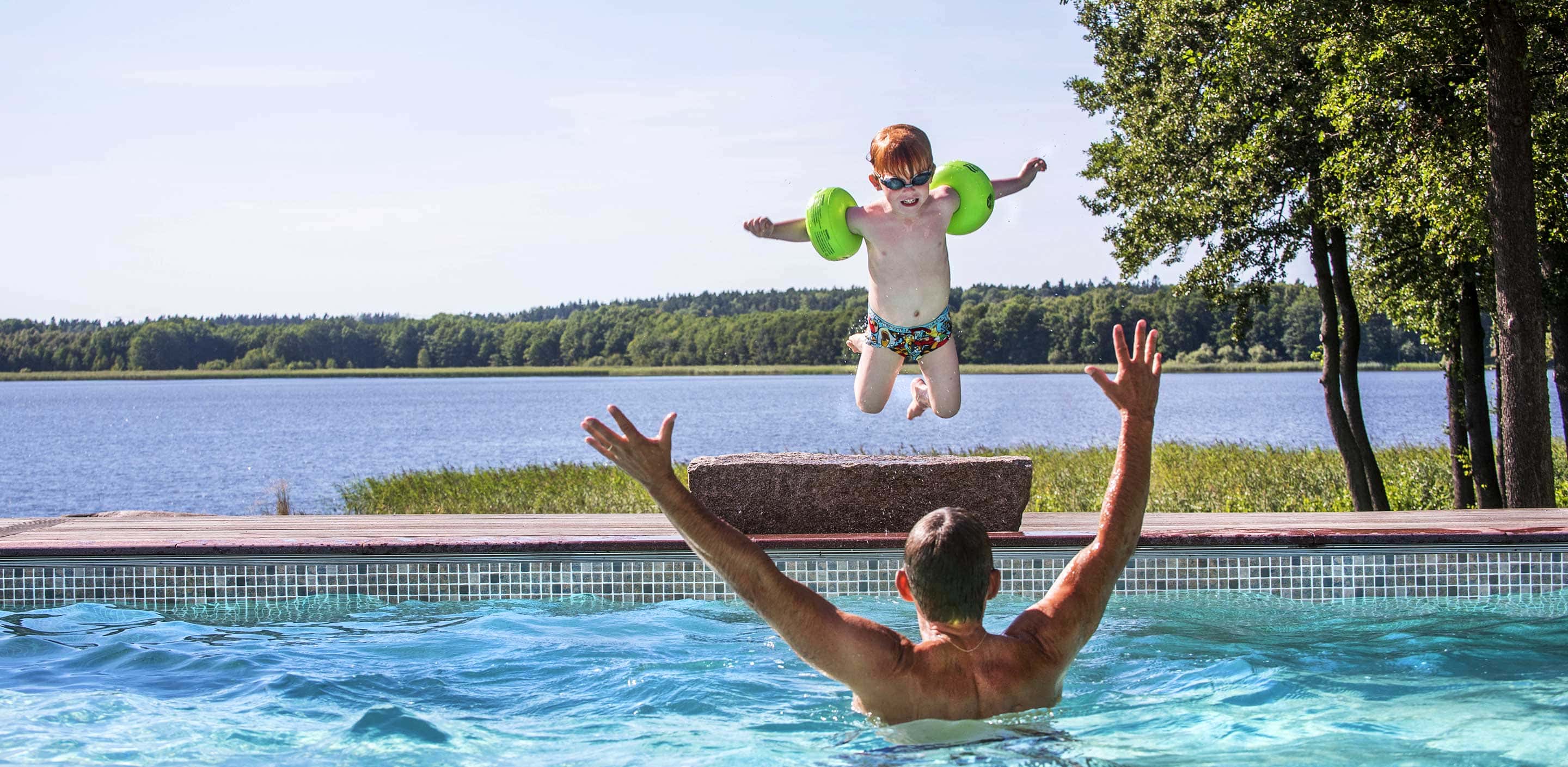 Familj badar i pool