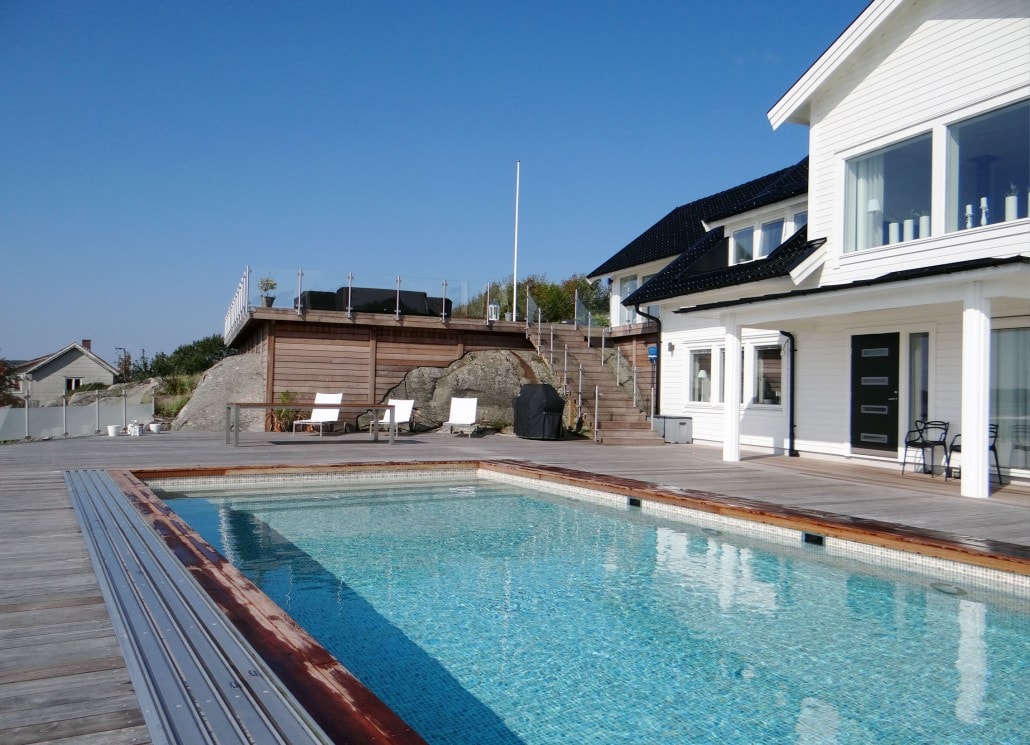Wikipool, Poolstories, Thermopool med pooltak och hus i bakgrunden, Pool Store