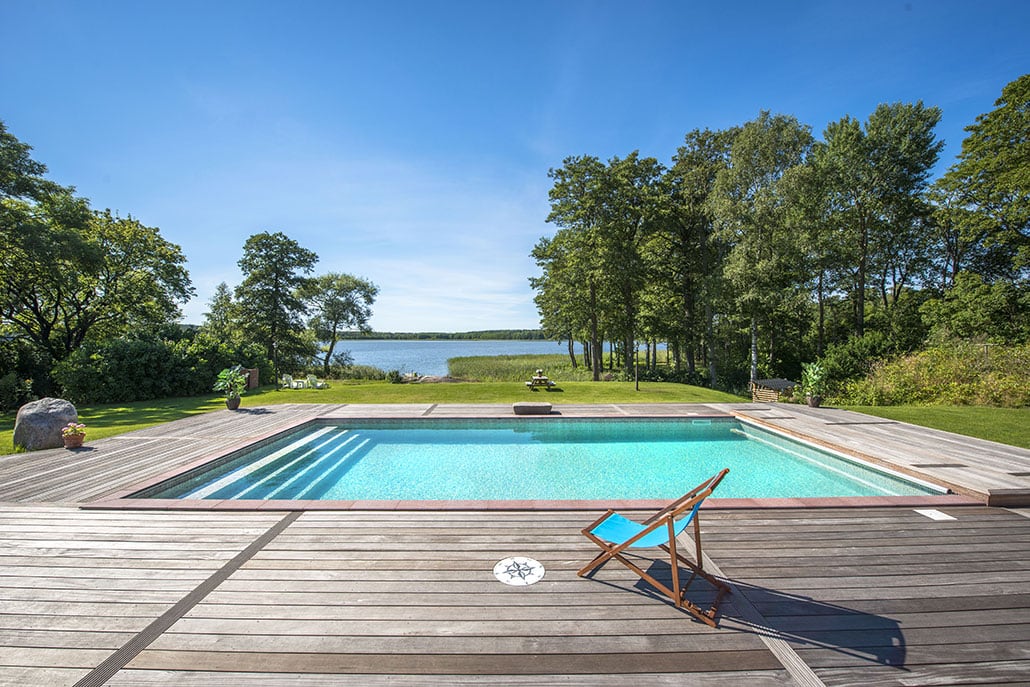 Trädäck med pool och pooltrappa i Roslagen