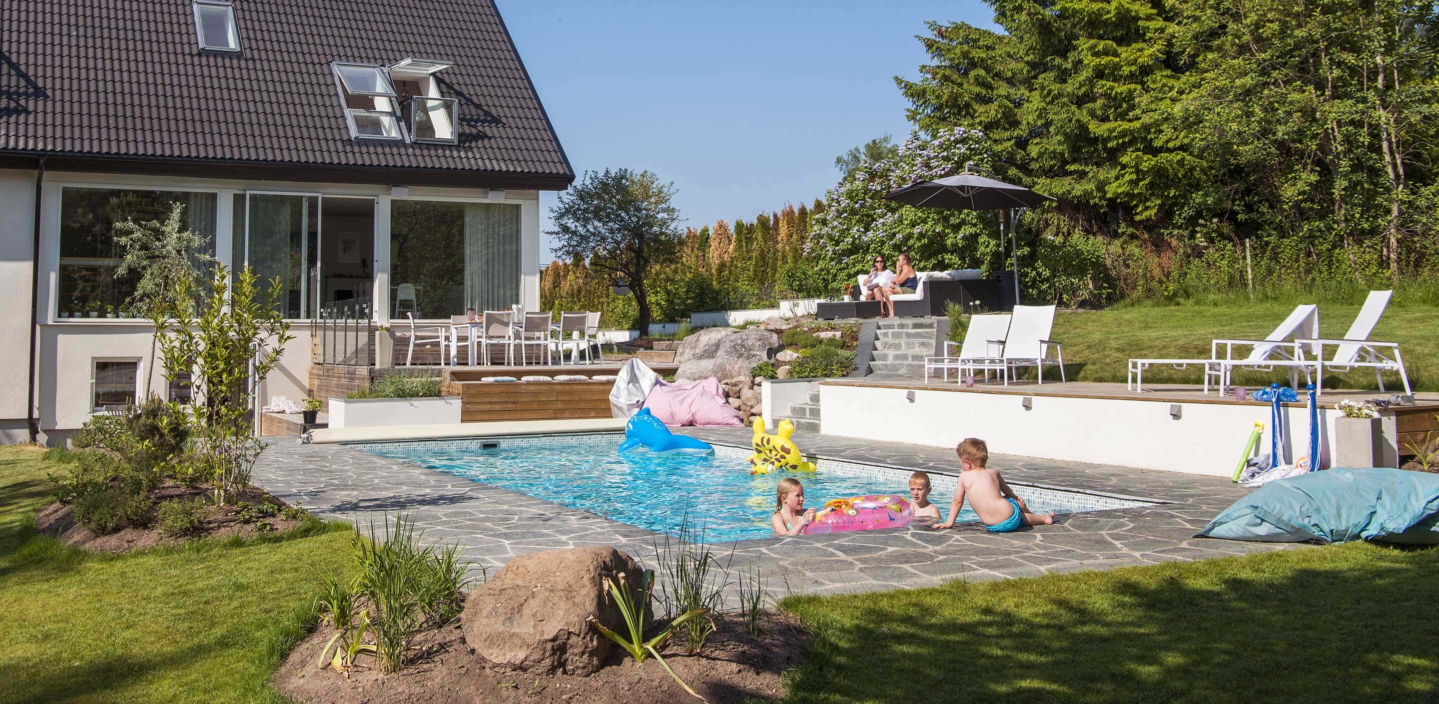 Wikipool, Poolstories, Poolområdet med huset i bakgrunden, Pool Store