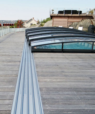 Inspiration: Pool med pooltak och styrskena