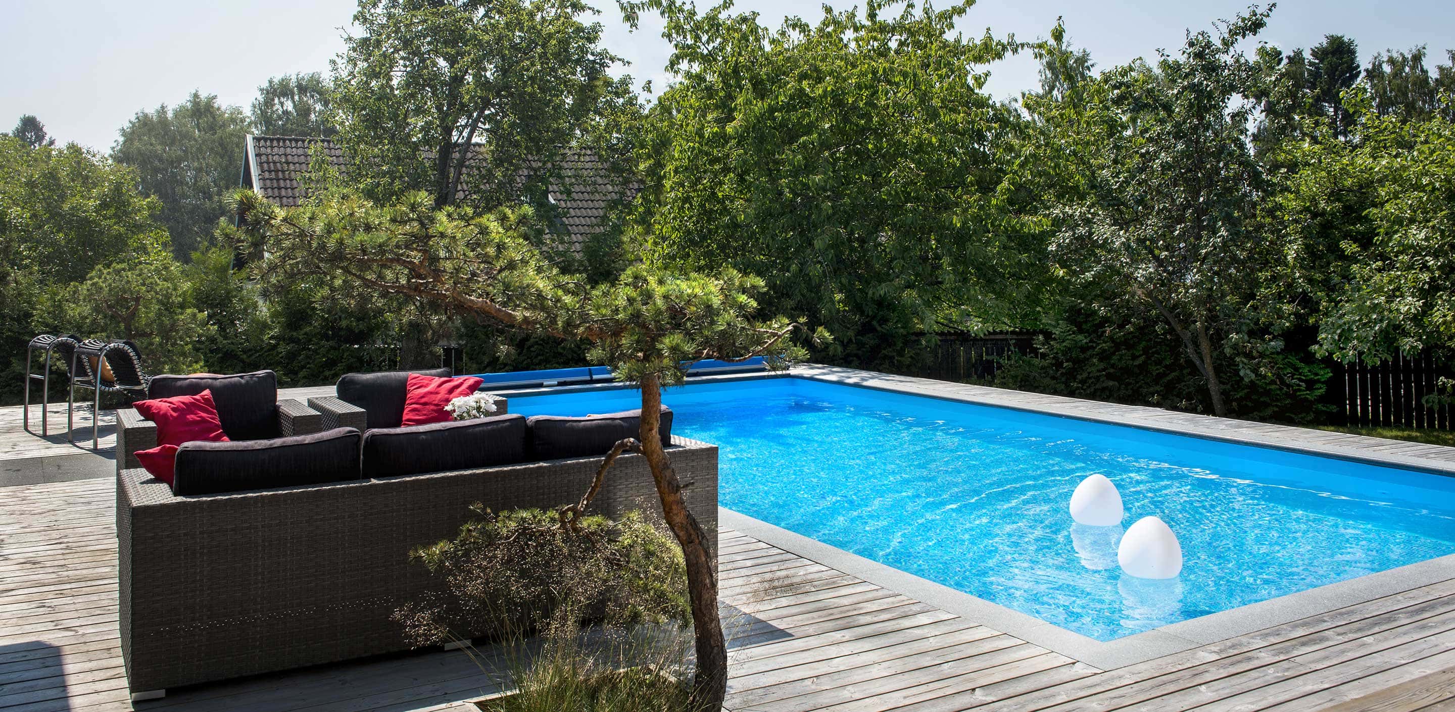 Poolinspiration för altanen i Sverige.