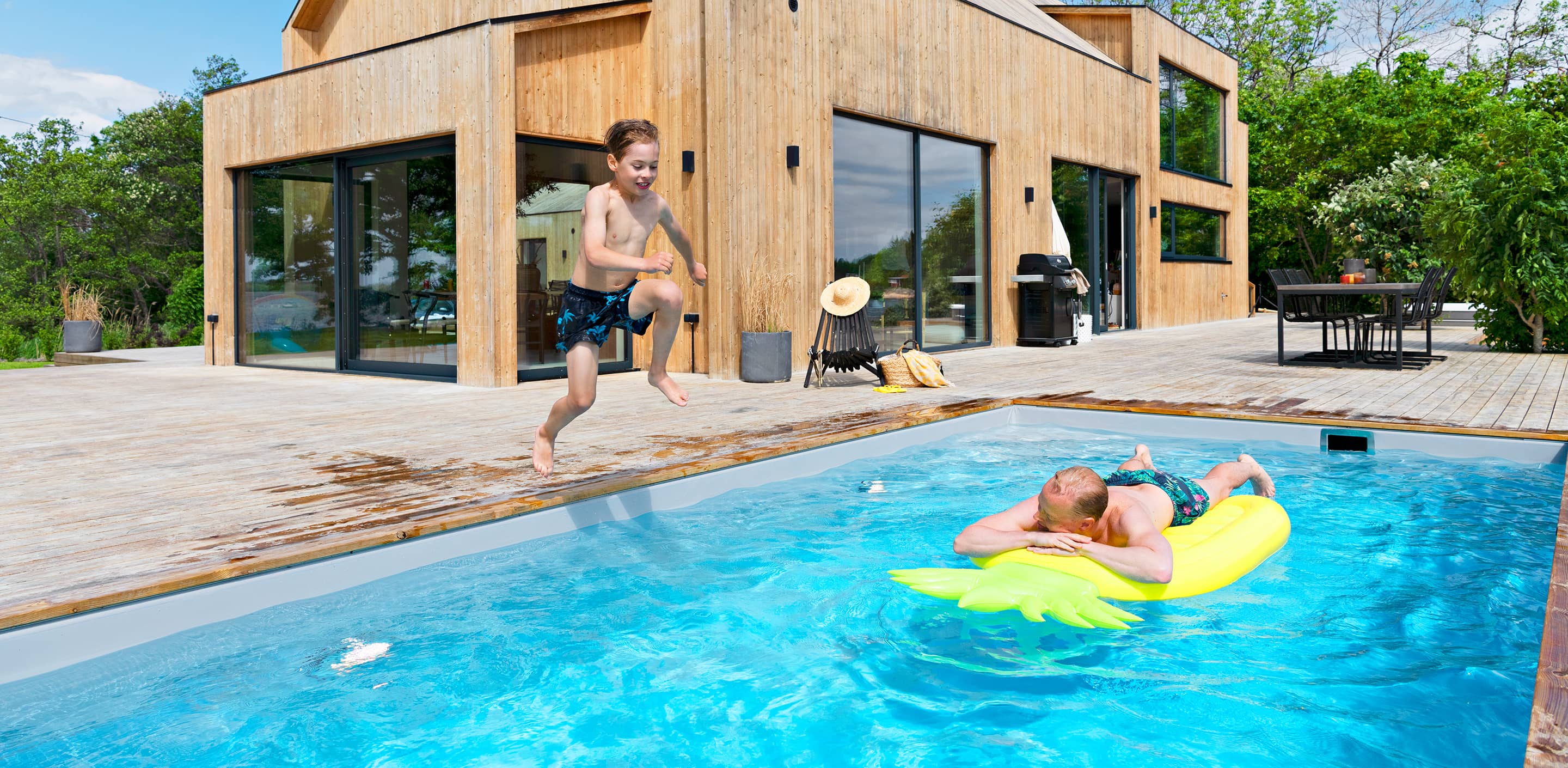 Pojke gör bomben i poolen, Pool Store, Tips för att bygga pool - thermopool