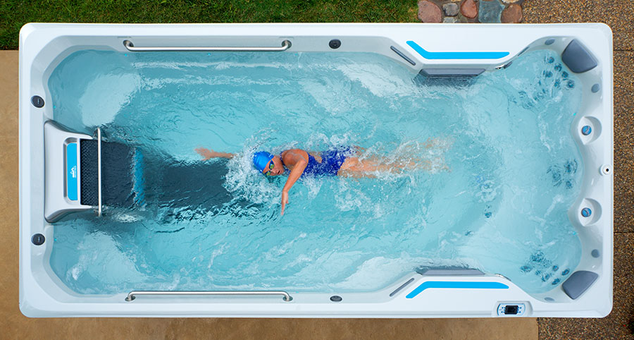 Kvinna crawlsimmar i en Endless Pool, vy ovanifrån