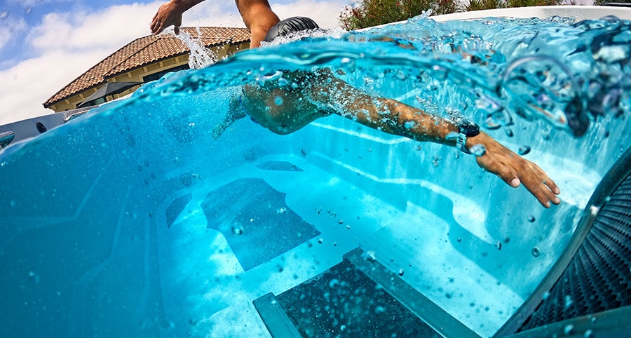Man simmar i ett swimspa i Endless Pools-serien